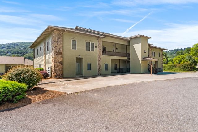 1724 Watercrest Way, Young Harris, GA 30582