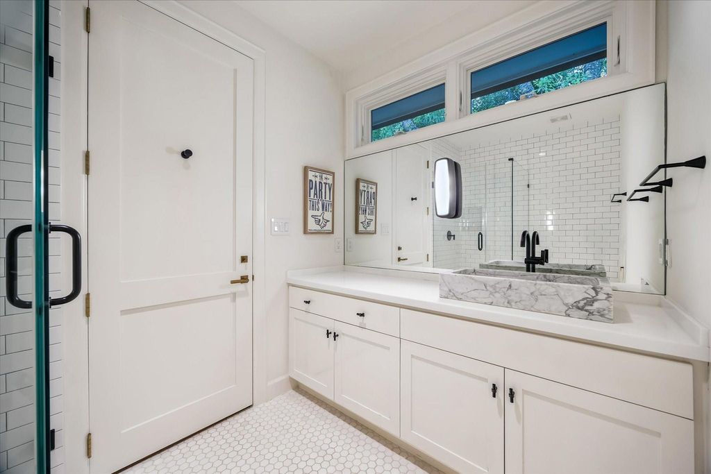 Image 34 of property listing at 3706 Tangley Street, Houston, TX 77005