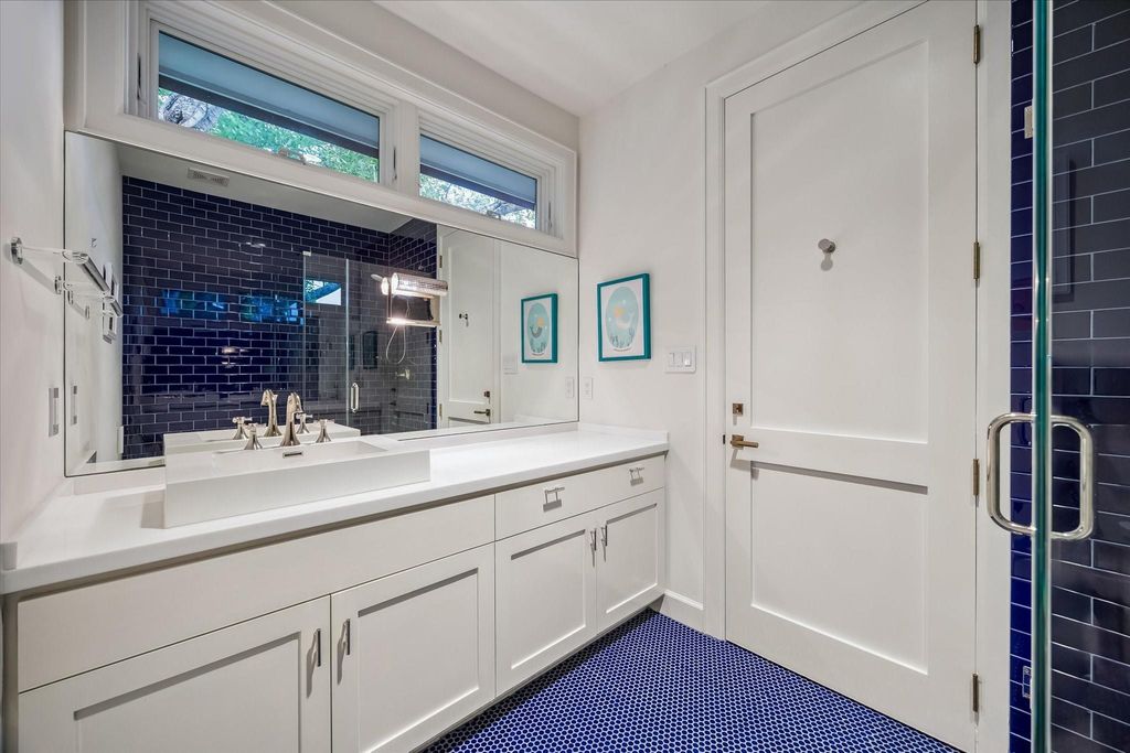 Image 37 of property listing at 3706 Tangley Street, Houston, TX 77005