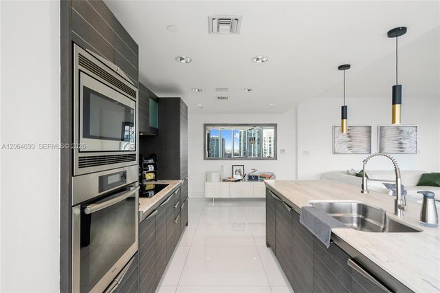 200 Biscayne Boulevard Way 3802, Miami, FL 33131