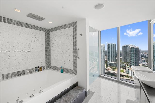 200 Biscayne Boulevard Way 3802, Miami, FL 33131