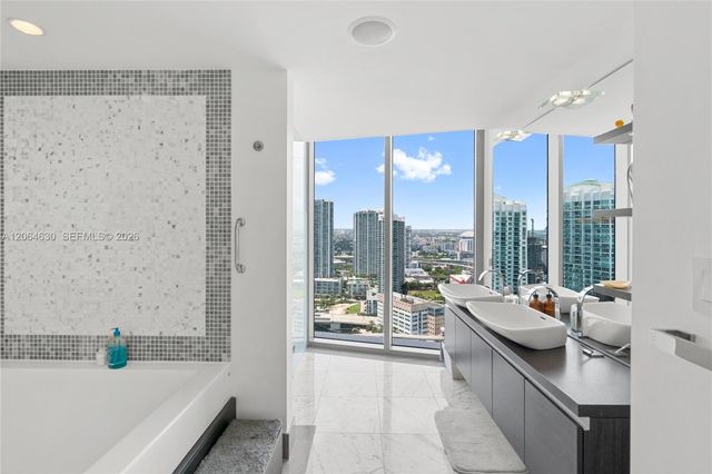 200 Biscayne Boulevard Way 3802, Miami, FL 33131