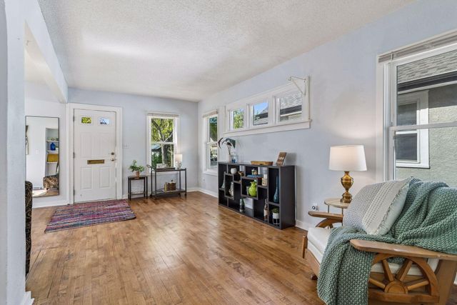 991 Minnehaha Avenue W, Saint Paul, MN 55104