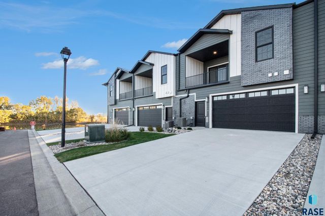 104 N Bryggen Pl Place, Sioux Falls, SD 57107