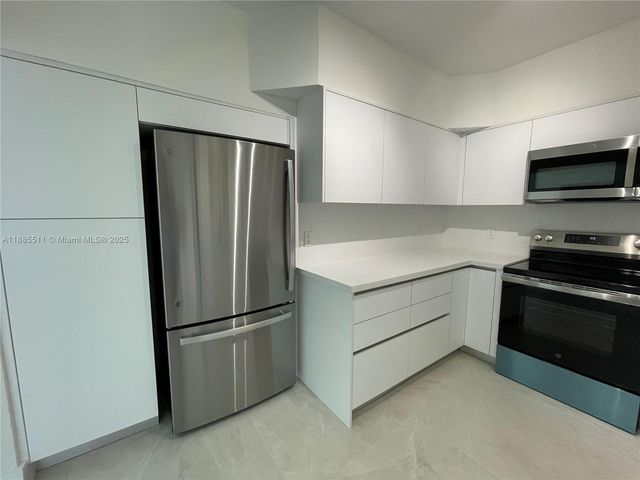 462 Golden Isles Dr 211, Hallandale Beach, FL 33009