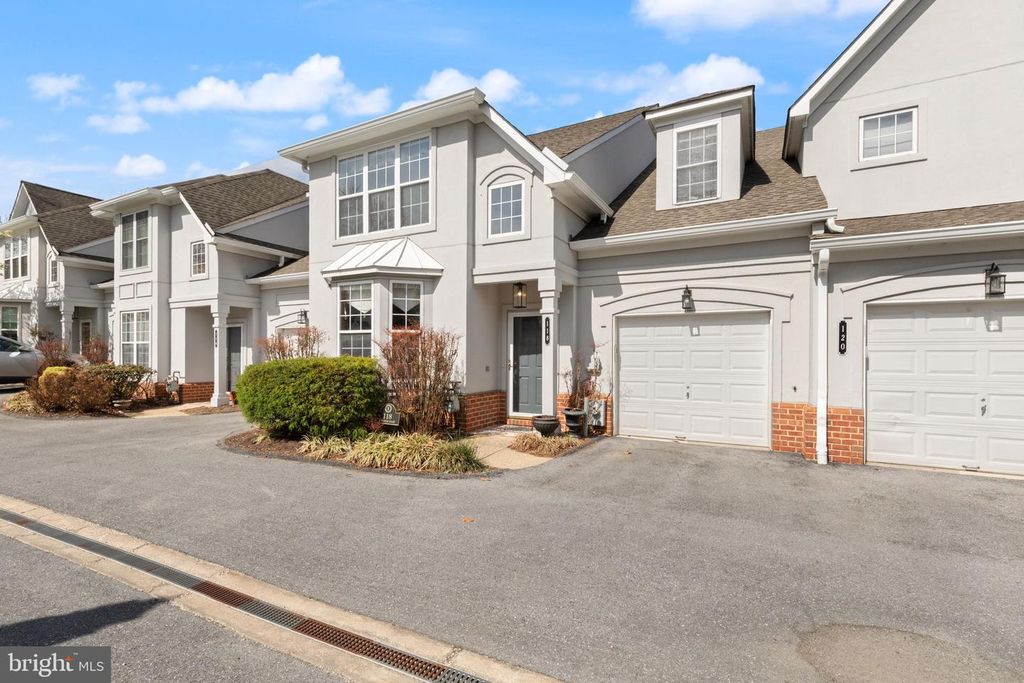 Image 3 of property listing at 118 OLD HOUSE CT #118, Baltimore, MD 21208