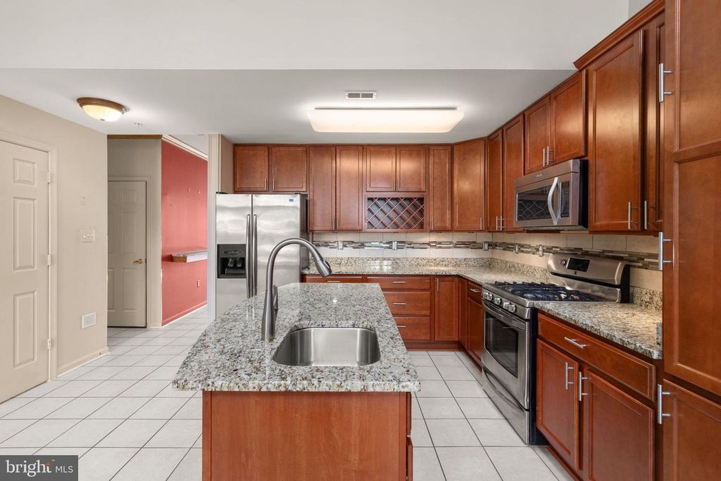 Image 4 of property listing at 118 OLD HOUSE CT #118, Baltimore, MD 21208