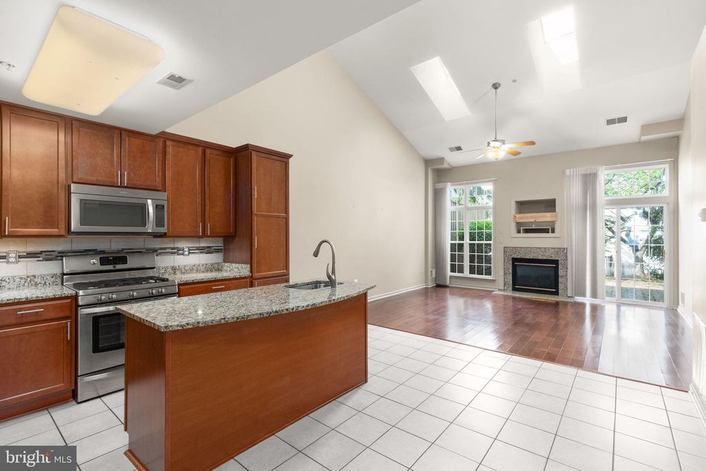 Image 5 of property listing at 118 OLD HOUSE CT #118, Baltimore, MD 21208