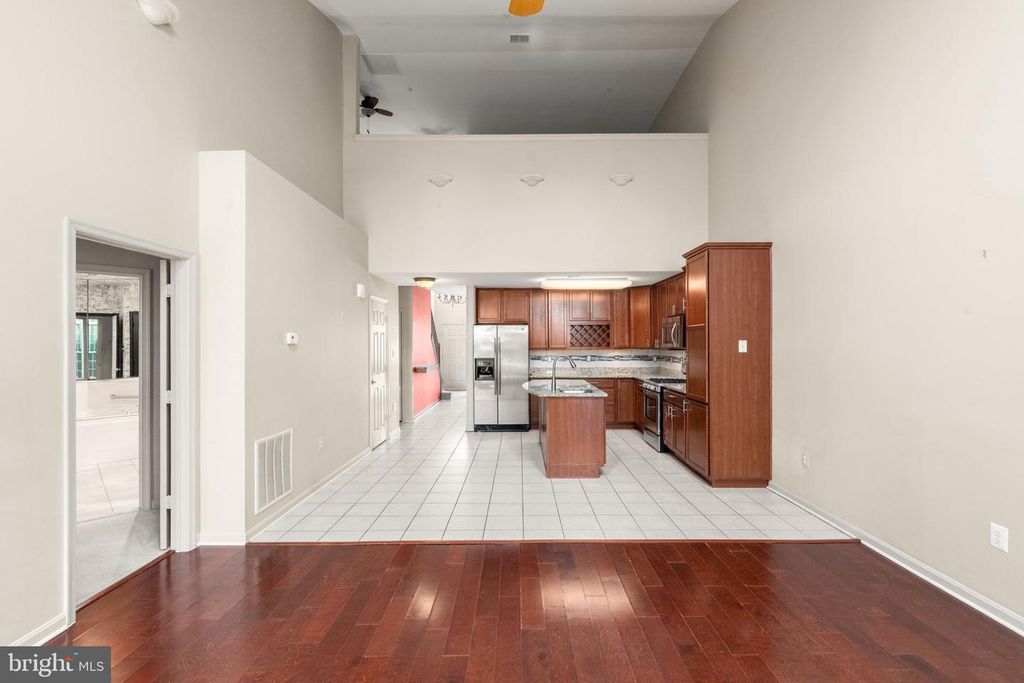 Image 7 of property listing at 118 OLD HOUSE CT #118, Baltimore, MD 21208