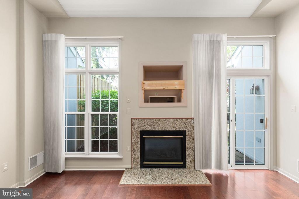 Image 8 of property listing at 118 OLD HOUSE CT #118, Baltimore, MD 21208