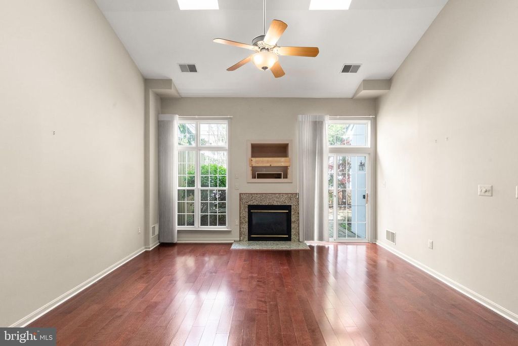 Image 9 of property listing at 118 OLD HOUSE CT #118, Baltimore, MD 21208