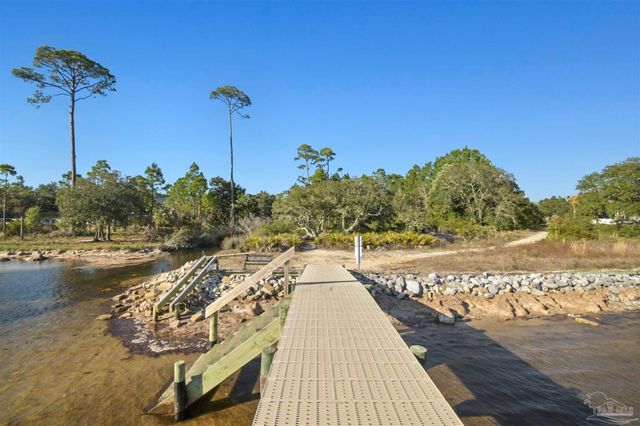 7140 Blue Jack Dr, Navarre, FL 32566