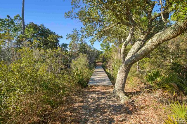 7140 Blue Jack Dr, Navarre, FL 32566