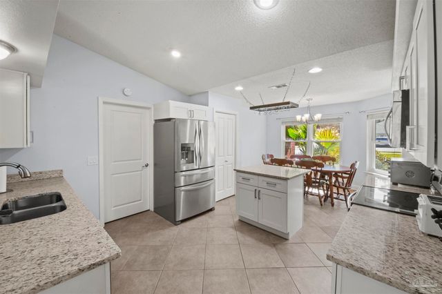 7140 Blue Jack Dr, Navarre, FL 32566