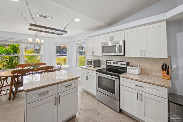 7140 Blue Jack Dr, Navarre, FL 32566