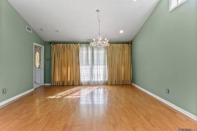 1139 E Riveroaks Dr, Baton Rouge, LA 70815