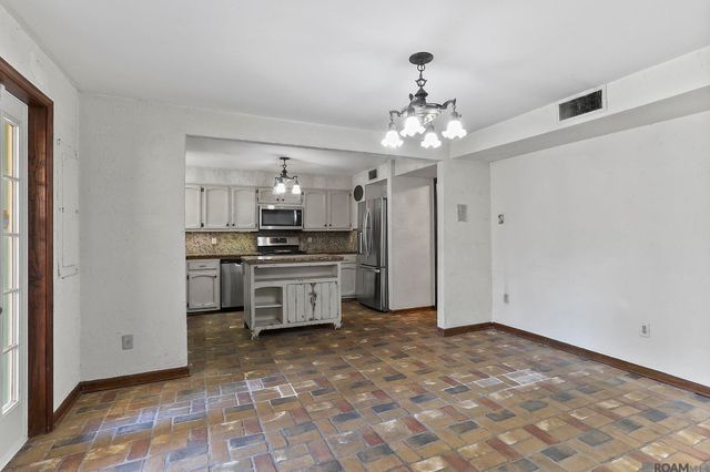 1139 E Riveroaks Dr, Baton Rouge, LA 70815