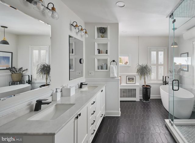 52 N MAIN ST, New Hope, PA 18938