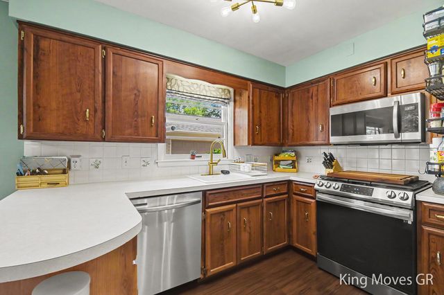 1821 Eastbrook Street SE, Grand Rapids, MI 49508