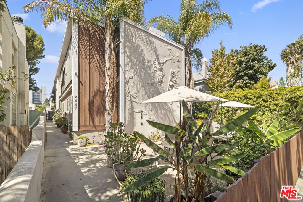 2447 Chelsea Place, Santa Monica, CA 90404