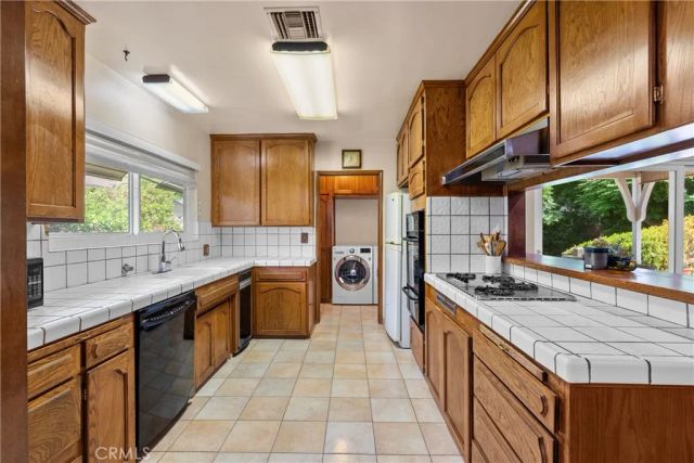 15927 Tupper Street, North Hills, CA 91343