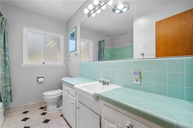 15927 Tupper Street, North Hills, CA 91343