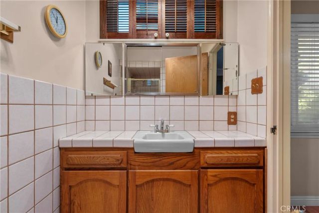 15927 Tupper Street, North Hills, CA 91343