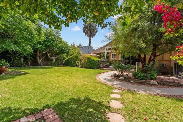 15927 Tupper Street, North Hills, CA 91343