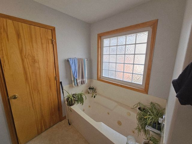 102 Kingsley Drive, Monett, MO 65708