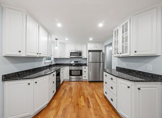 7 Sansome St, Plymouth, MA 02360