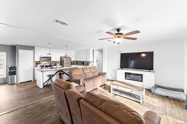 2217 CR 414, Mccoy, TX 78113