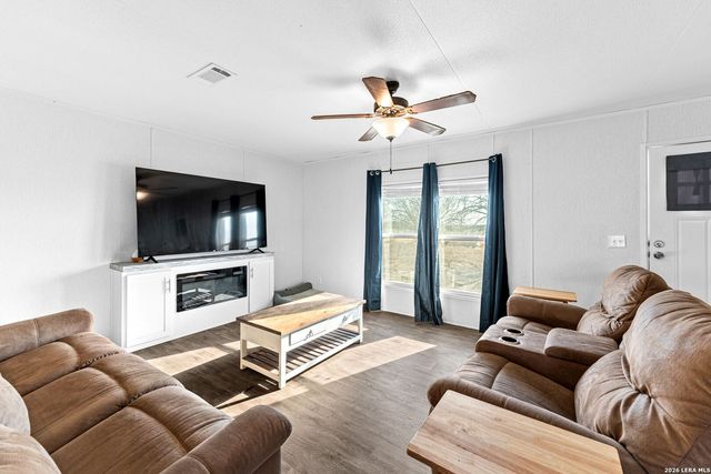 2217 CR 414, Mccoy, TX 78113