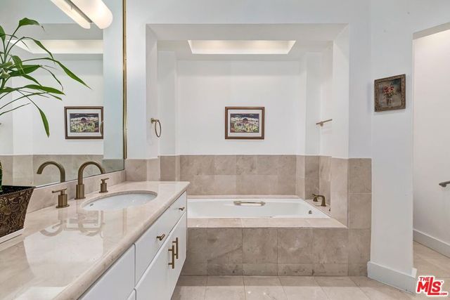 121 N Almont Drive 205, Beverly Hills, CA 90211