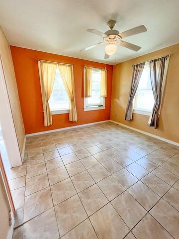 4318 Avenue K, Galveston, TX 77550