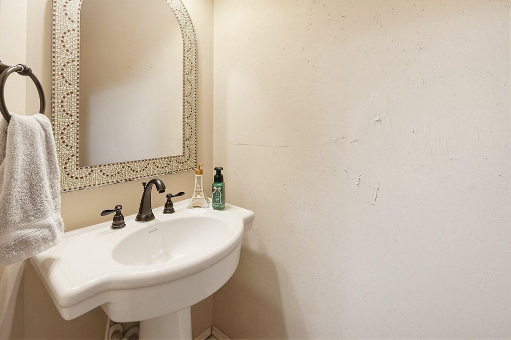 Image 9 of property listing at 3116 E BALTIMORE ST E, Baltimore, MD 21224