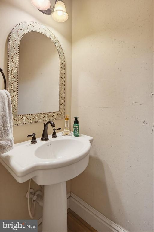 Image 10 of property listing at 3116 E BALTIMORE ST E, Baltimore, MD 21224