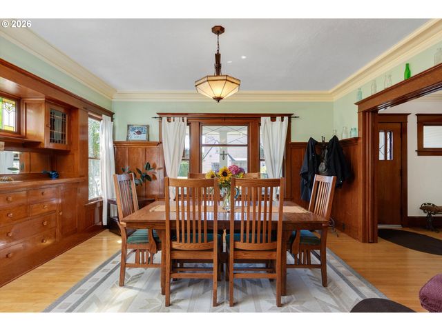 990 TAYLOR St, Mt Angel, OR 97362
