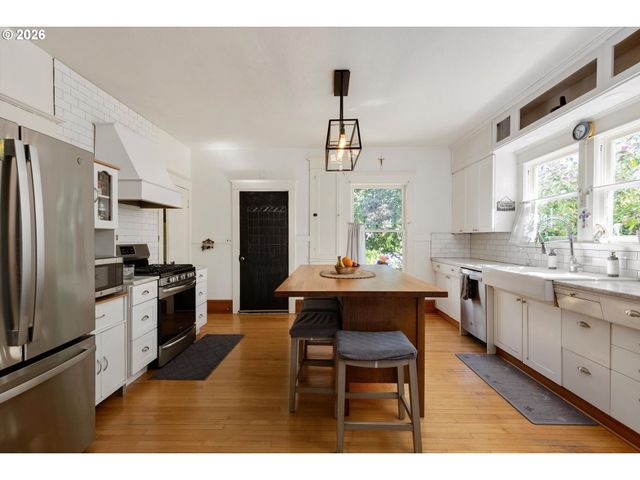 990 TAYLOR St, Mt Angel, OR 97362