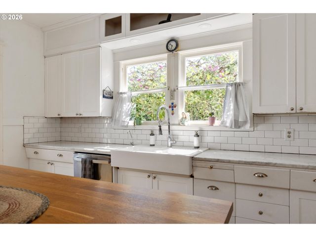 990 TAYLOR St, Mt Angel, OR 97362