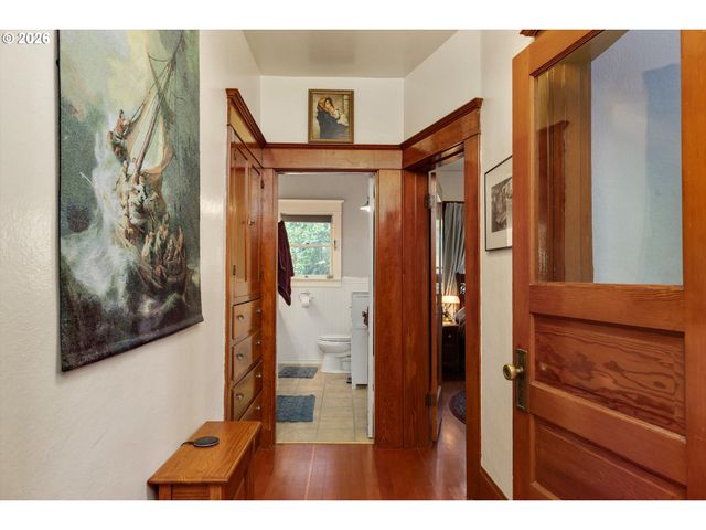 990 TAYLOR St, Mt Angel, OR 97362