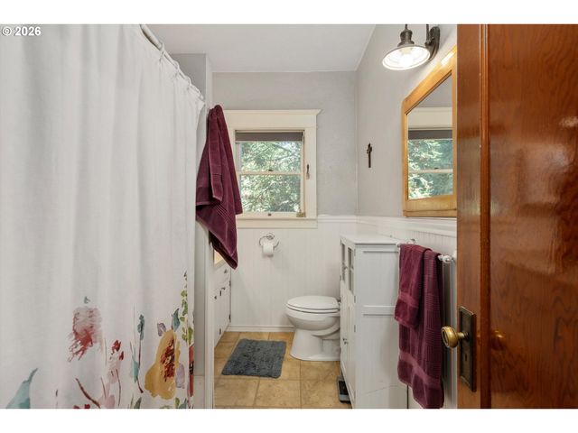 990 TAYLOR St, Mt Angel, OR 97362