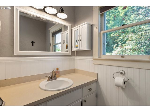 990 TAYLOR St, Mt Angel, OR 97362