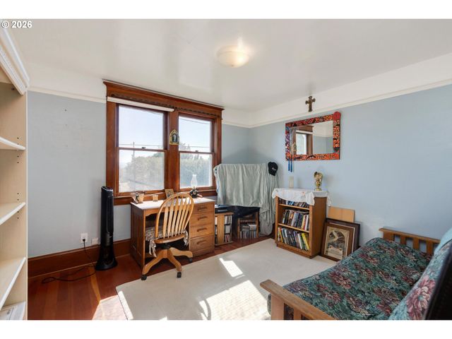 990 TAYLOR St, Mt Angel, OR 97362