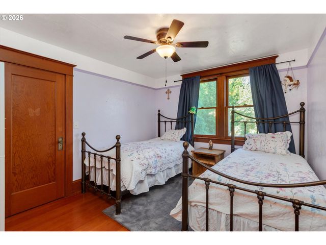 990 TAYLOR St, Mt Angel, OR 97362