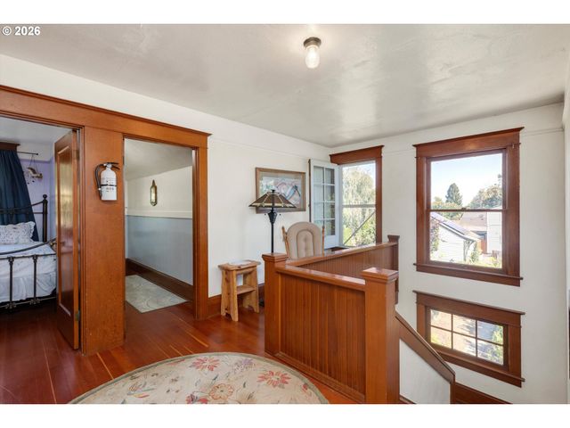 990 TAYLOR St, Mt Angel, OR 97362