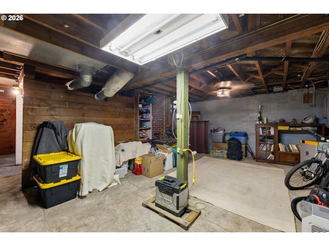 990 TAYLOR St, Mt Angel, OR 97362