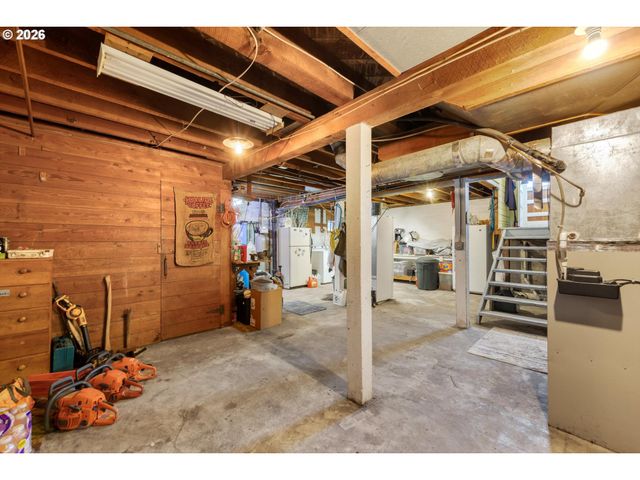 990 TAYLOR St, Mt Angel, OR 97362