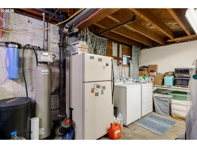 990 TAYLOR St, Mt Angel, OR 97362