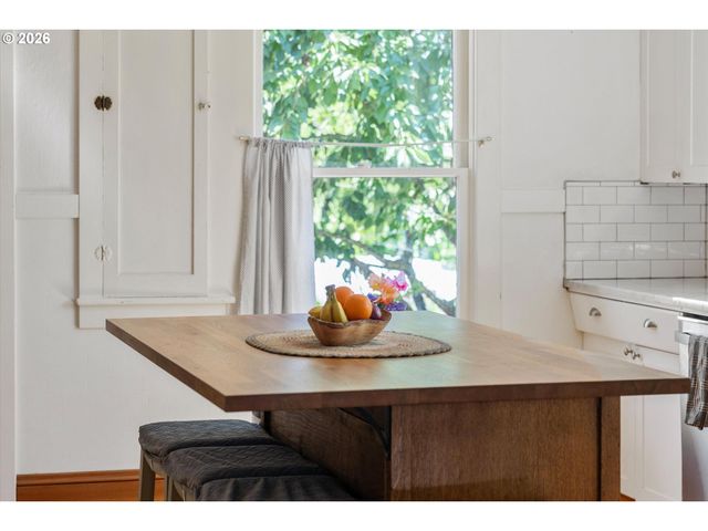990 TAYLOR St, Mt Angel, OR 97362