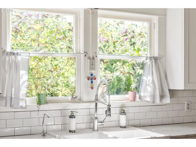 990 TAYLOR St, Mt Angel, OR 97362